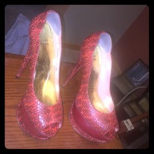 Stuart Weitzman red platform pumps / stilettos 👠